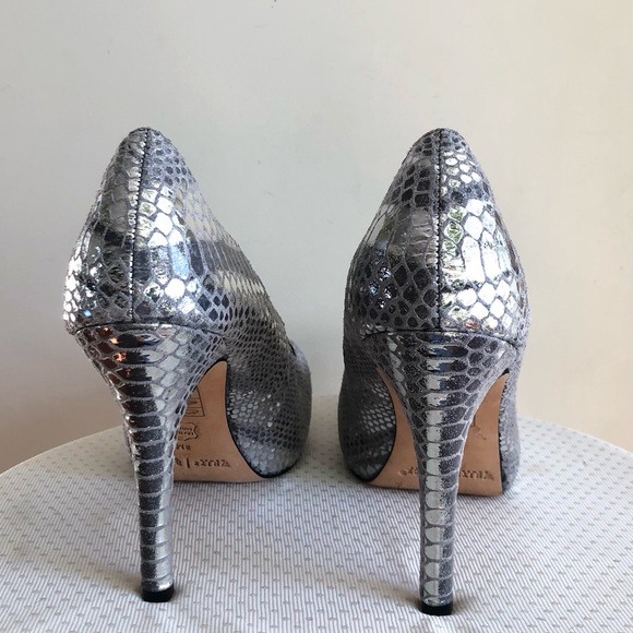 White House Black Market Metallic Silver Snake Heels Pumps scallop edge size 8 - Picture 13 of 17